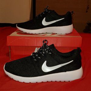 NIKE ROSHE RUN SIZE 8